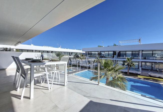 Penthouse moderne avec piscine commune, parking et WiFi à Mar de Cristal