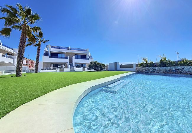 L'appartement en bord de piscine La Llana Beach est situé à Mar De Cristal.