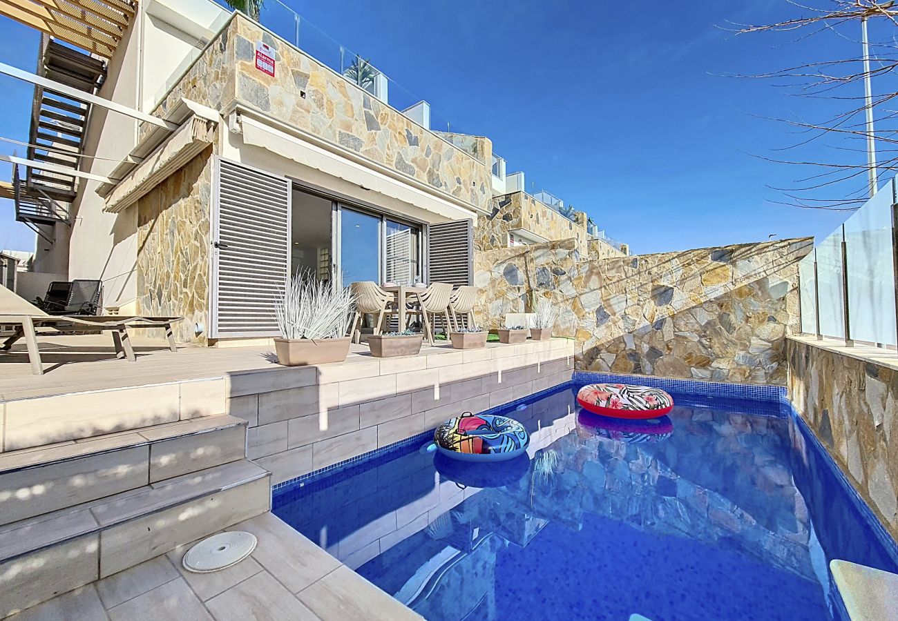Villa moderne avec piscine privée à Los Alcázares, près de la Mar Menor.