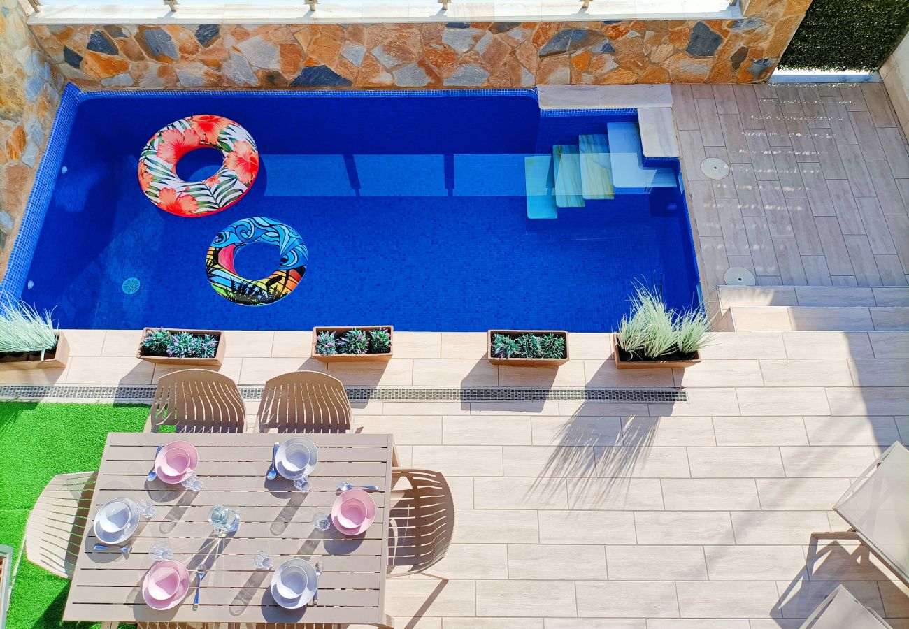 Villa moderne avec piscine privée à Los Alcázares, près de la Mar Menor.