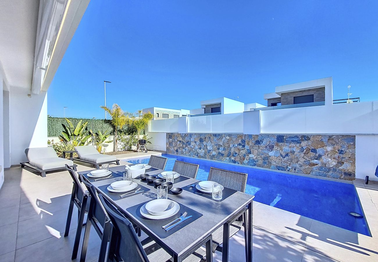 Villa moderne avec piscine privée, terrasse, Wi-Fi, Smart TV, cuisine/salon/salle à manger ouverte, barbecue et parking