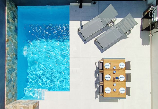 Villa moderne avec piscine privée à Santiago de la Ribera.