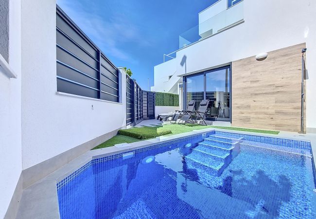 Villa moderne avec piscine privée à Los Alcazares surplombant la mer de Mar Menor.